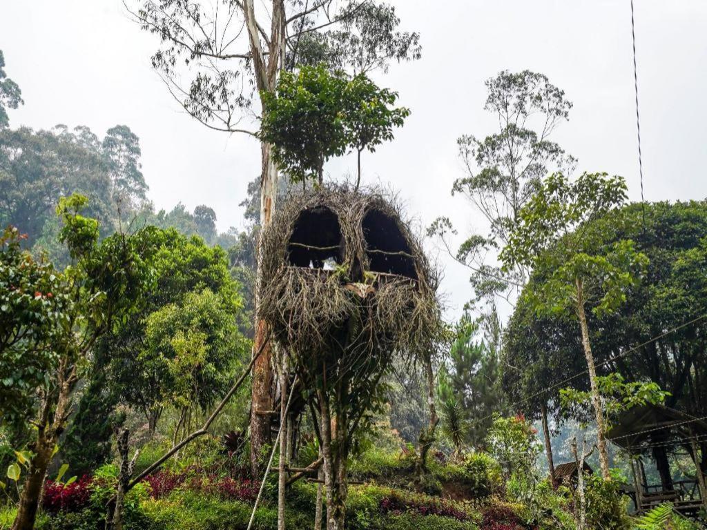Oyo Homes 90915 Eco Tourism Desa Cihanjuang Rahayu Ciwangun Indah Camp Villas Bongkar Exterior foto